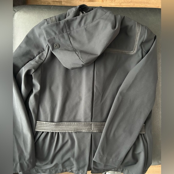 Lululemon rain coat size 10 - Picture 3 of 3